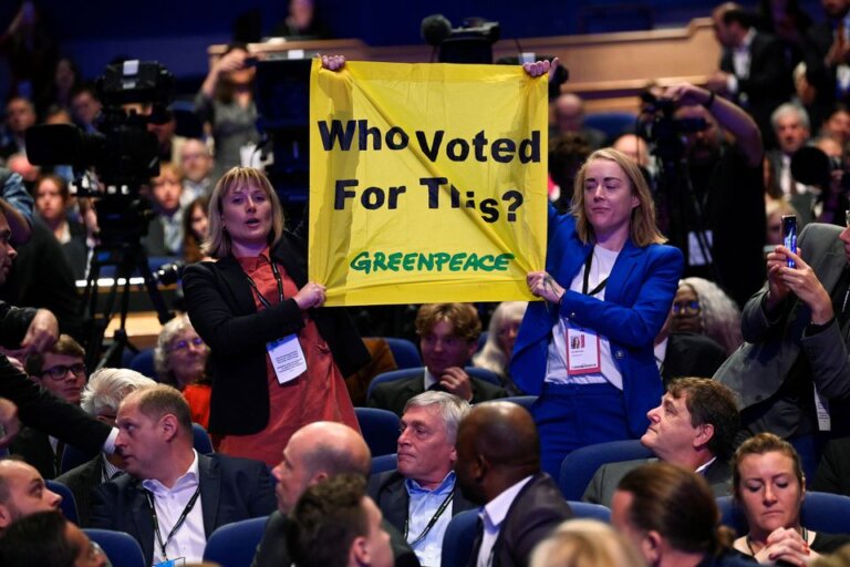 Greenpeace Protesters Interrupt UK PM Truss’s Speech at Party Conference