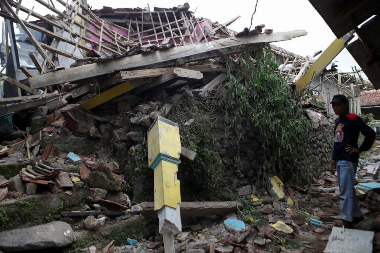Aftershocks, Heavy Rain Hamper Indonesia Earthquake Rescuers