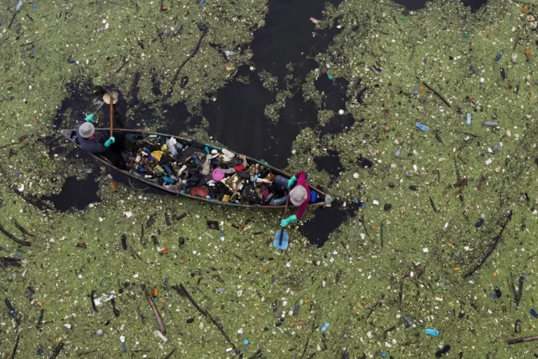 Photos: El Salvador’s Biggest Fresh­Water Lake Swamped by Rubbish