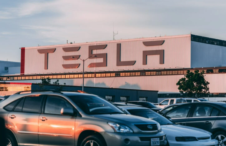 Tesla Will Open Its Charging Network to G.M.’s Electric Vehicles