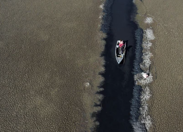 Lake Titicaca drying up as heat wave turns winter upside down