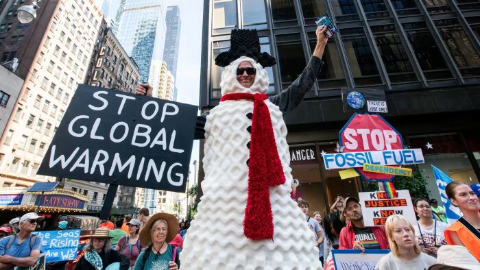 The climate change demonstration in New York, the largest since before the Covid-19 pandemic, follows the hottest summer on record. © Eduardo Munoz/Reuters