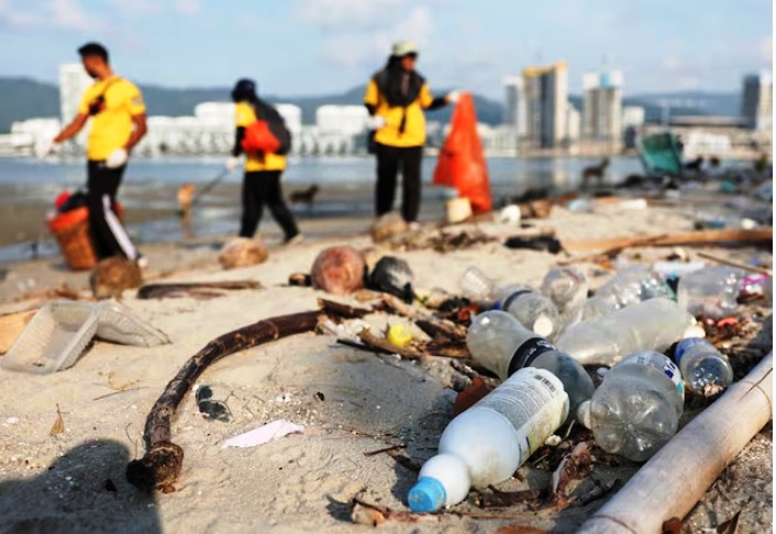 Oil, chemical industry lobbyists flood UN talks on cutting plastic pollution