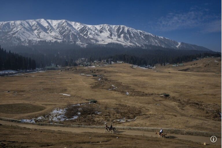 India pauses Kashmir winter games amid snowless ski slopes