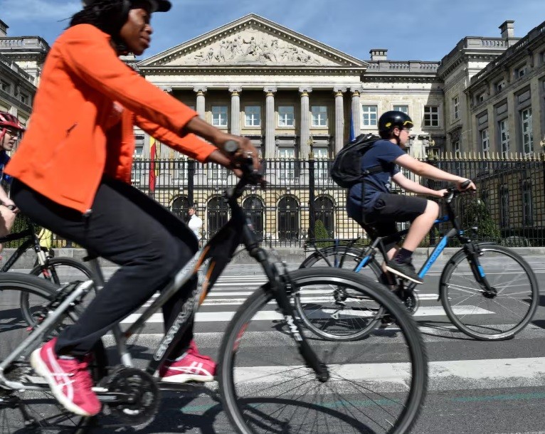 Low emission zones are successful in cutting air pollution, study finds