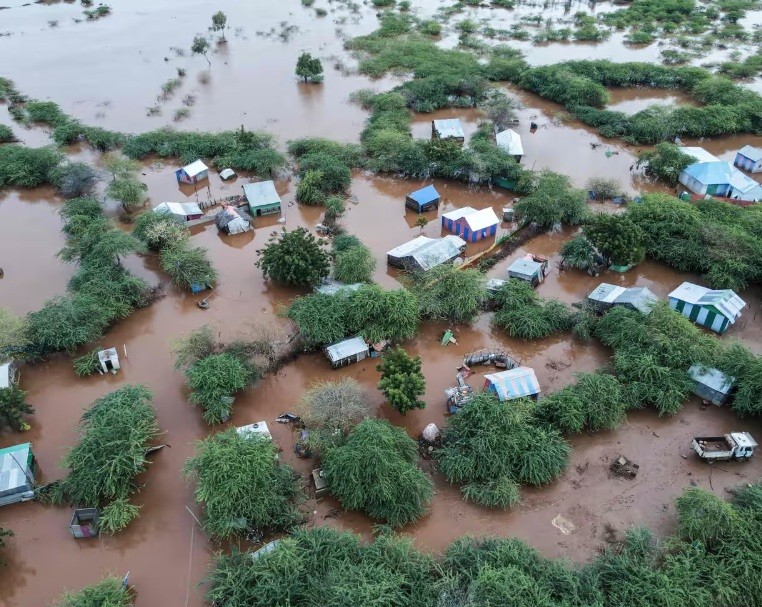 Two-thirds of global heating caused by richest 10%, study suggests