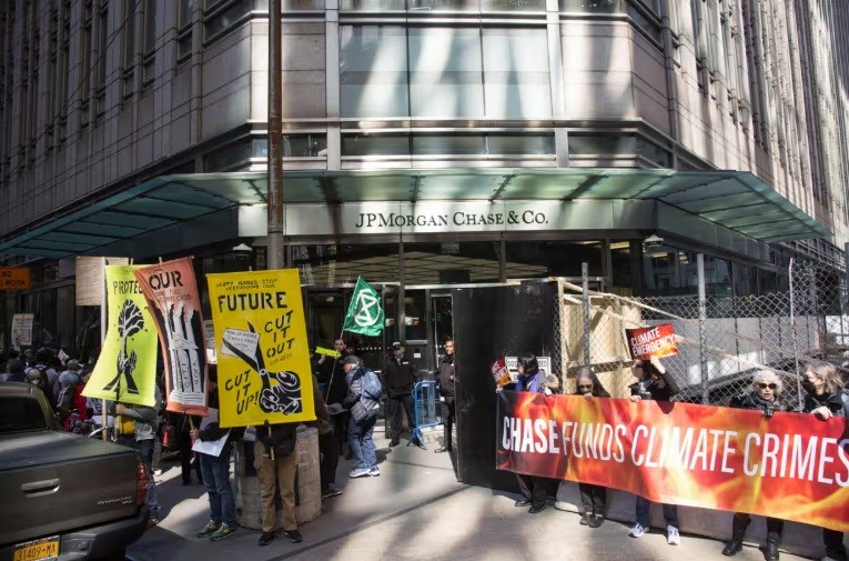 World’s largest banks pledged $869bn to fossil fuel firms in 2024, new report finds