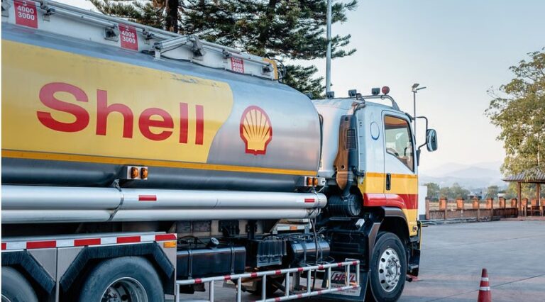Fossil fuel companies projected to earn almost $3,000 a second in 2026 while families struggle to afford energy bills worldwide