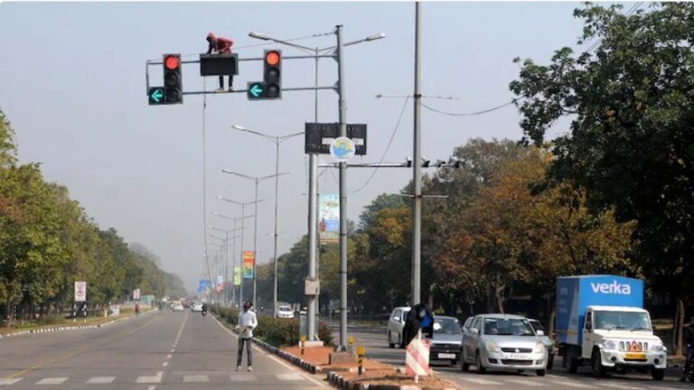 How rising heat is forcing cities across India to turn off traffic lights