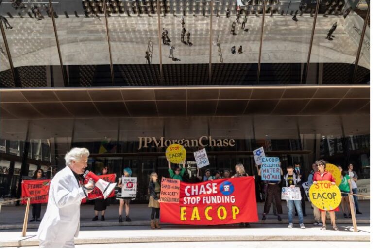 World’s largest banks pledged $906bn to fossil fuel companies in ‘unfathomable’ increase in 2025, report finds
